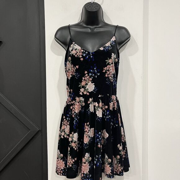 H&M Divided Black Floral Velvet Romper Size 10 Spaghetti Strap - Picture 2 of 9